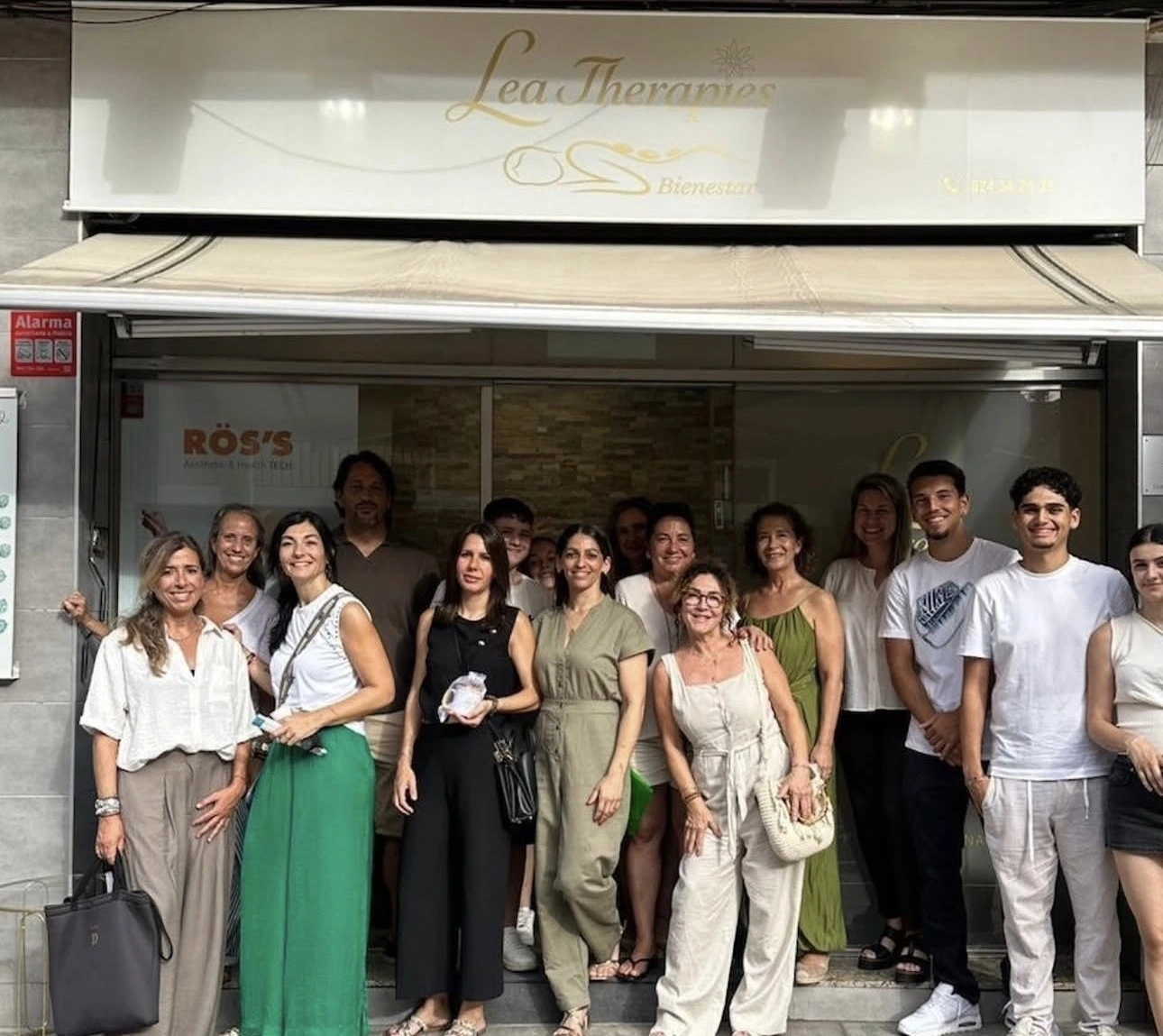 Clientas y amigas brindando en la inauguración de Lea Therapies