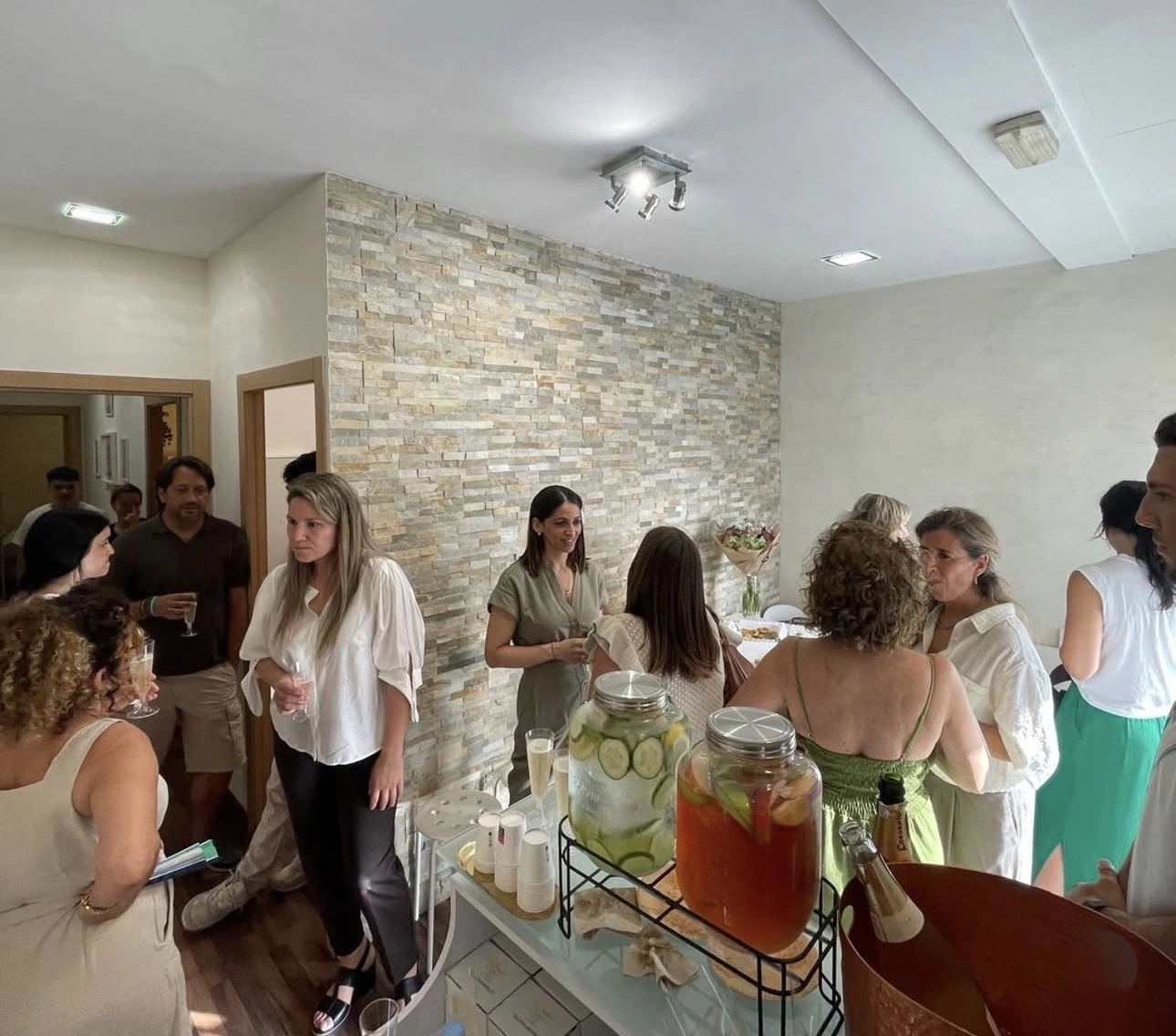 Celebración de la inauguración dentro del nuevo centro