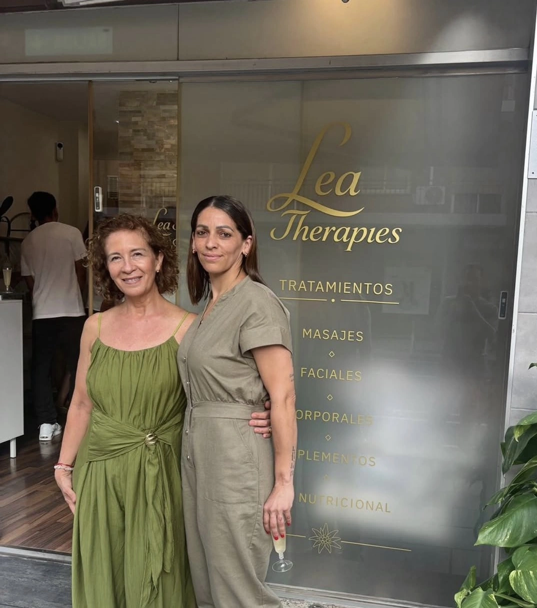 Elya, fundadora de Lea Therapies, en la puerta del nuevo centro