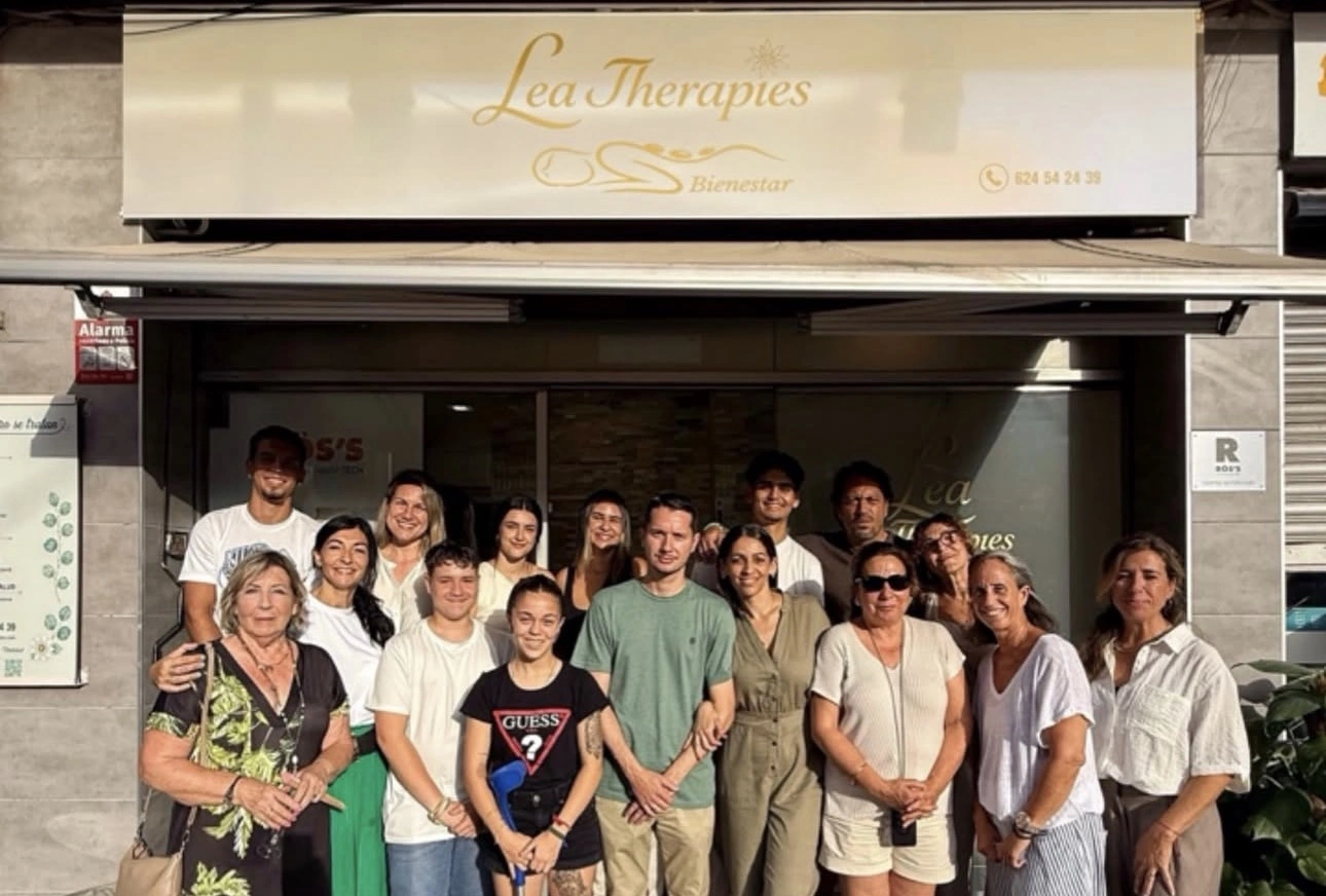 Grupo de invitados frente a la fachada de Lea Therapies el día de la inauguración