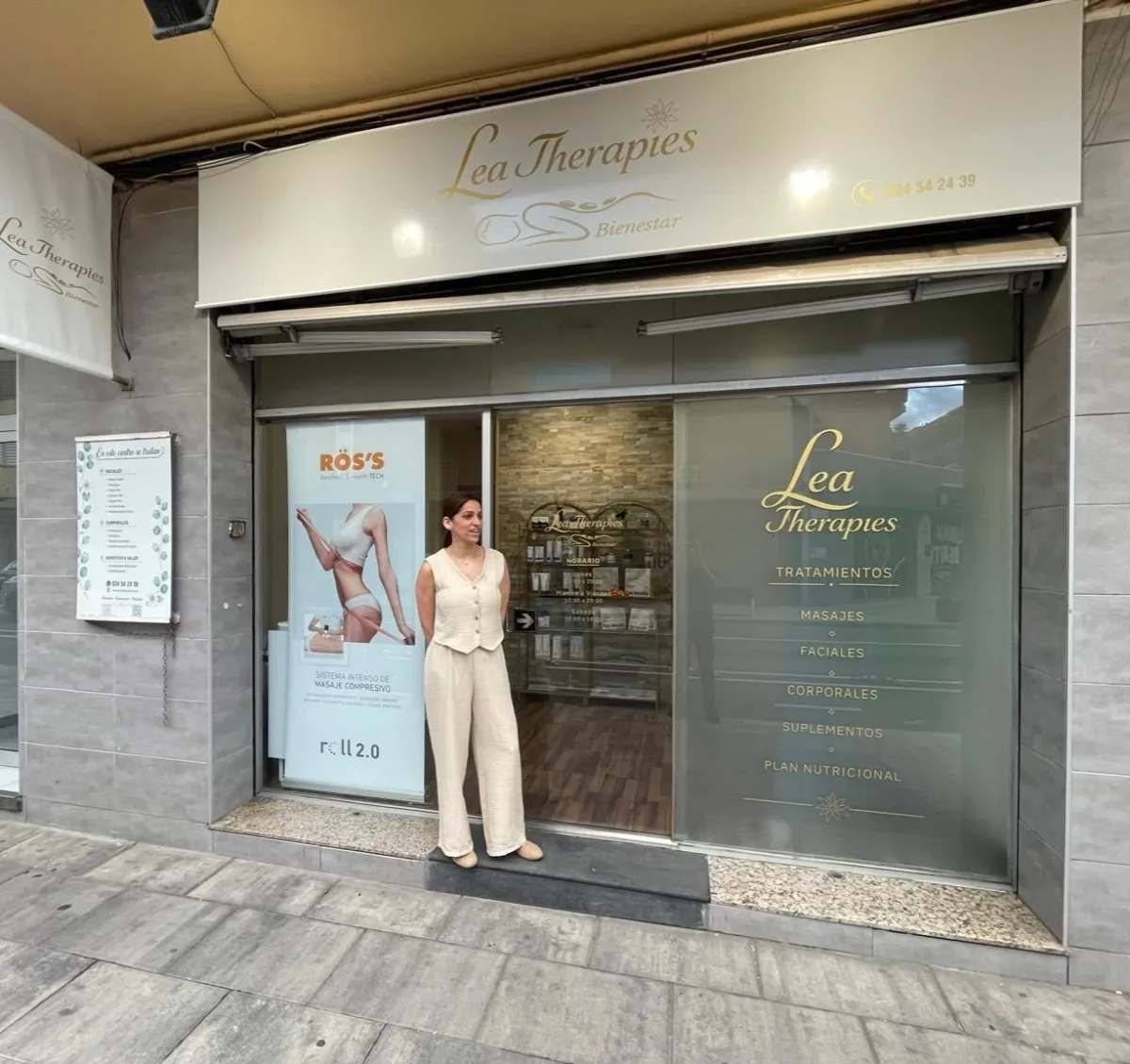 Lea, fundadora de Lea Therapies Bienestar, en la puerta del centro de Avenida Constitución, Castelldefels